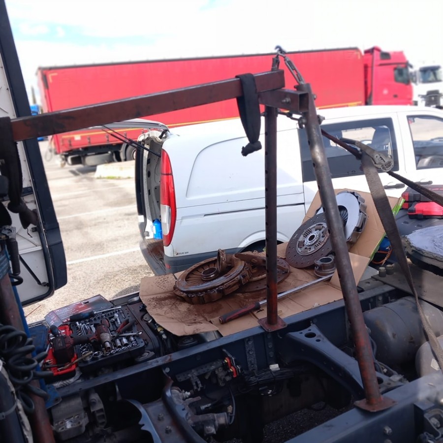 Înlocuire kit ambreaj SCANIA, furcă și pistonaș cutie viteze VOLVO FH