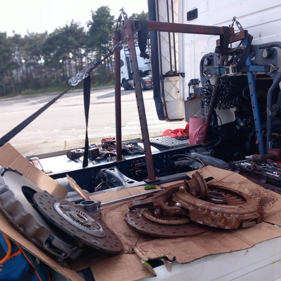 Înlocuire kit ambreaj SCANIA, furcă și pistonaș cutie viteze VOLVO FH